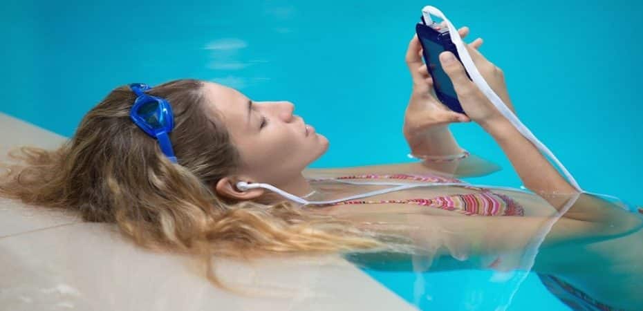 10 Best Waterproof Bluetooth Headphones (With Certified IPX) in 2022