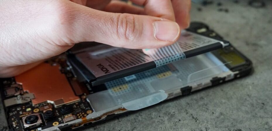 EU Mandates Smartphones To Have Replaceable Batteries by 2027