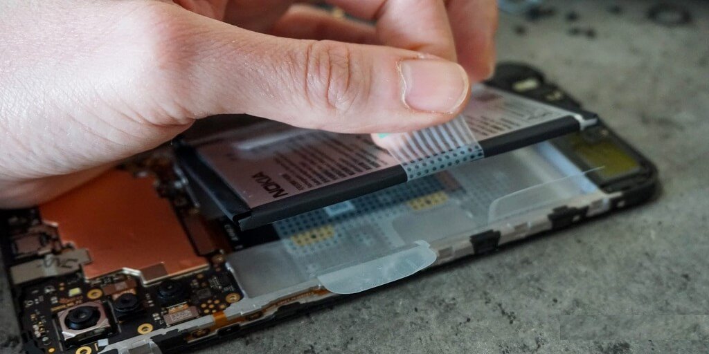 EU Mandates Smartphones To Have Replaceable Batteries by 2027